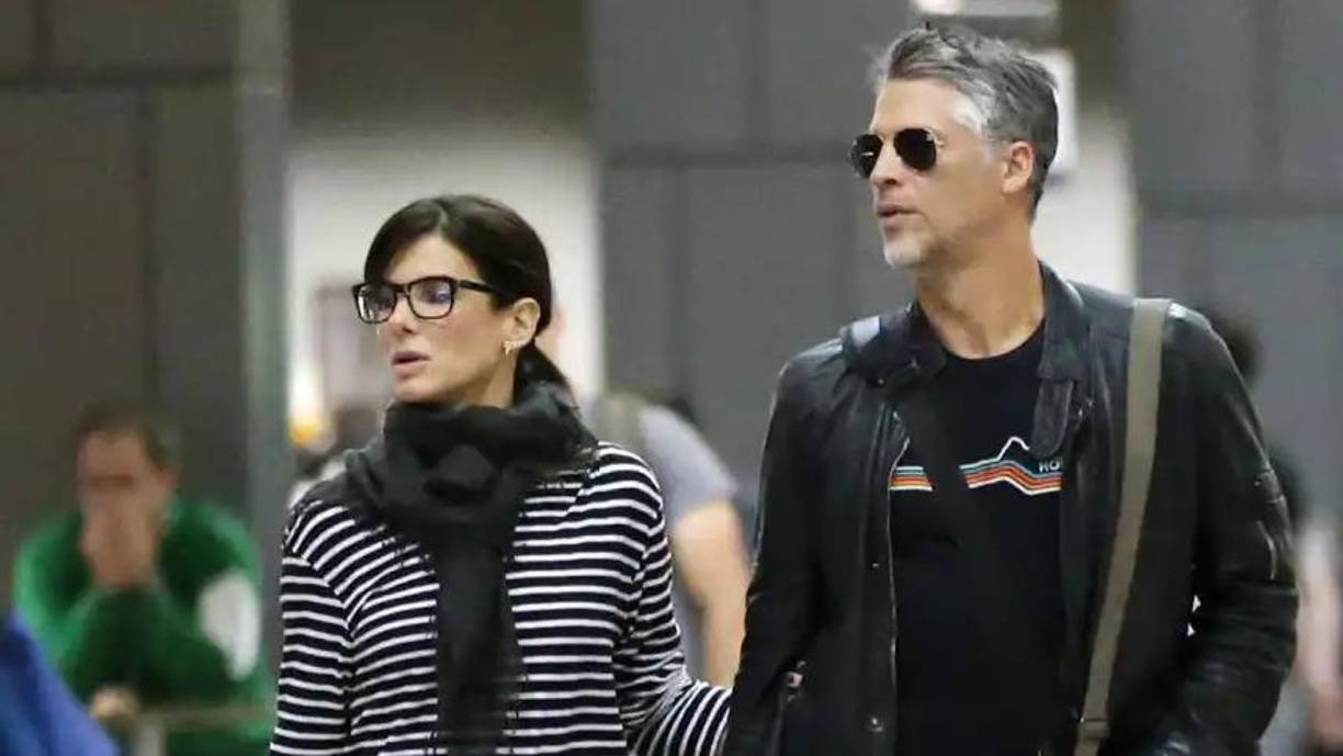 De hecho, fue así cómo conoció a Sandra Bullock en 2015, cuando él le hizo una sesión fotográfica al hijo menor de la actriz.