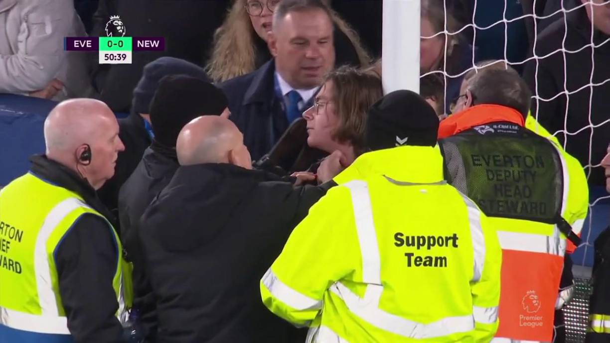 Así cortaban y sacaban al fanático que protestaba en la Premier League: una situación pocas veces vista.