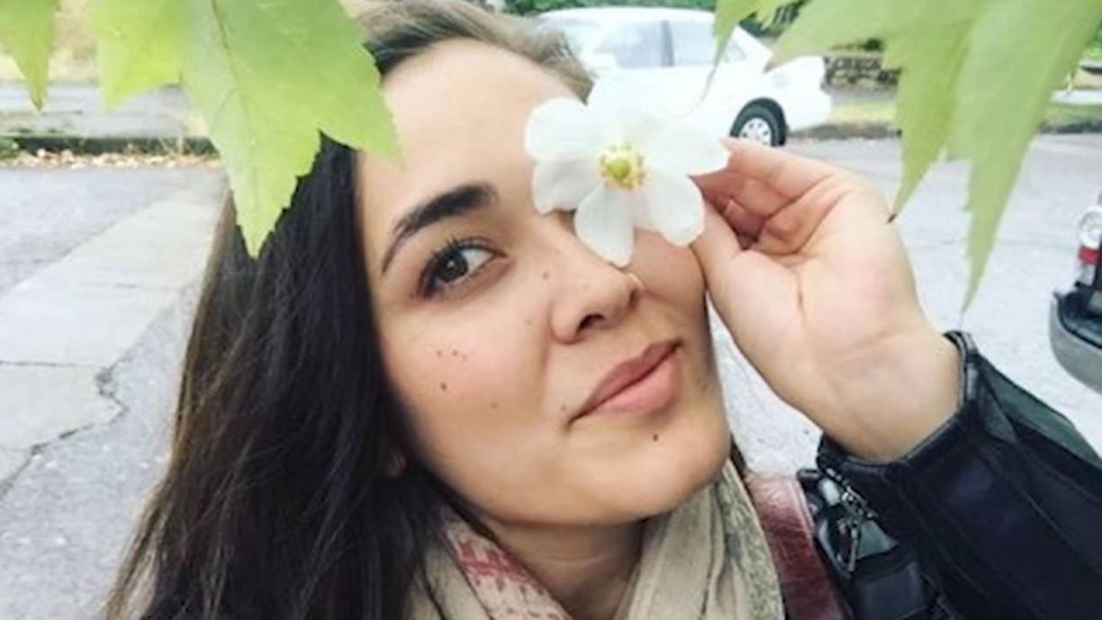 La misteriosa desaparición de Hannah Kobayashi, quien no abordó un vuelo de conexión a Nueva York durante una escala en el Aeropuerto Internacional de Los Ángeles, dio un giro tras la muerte de su padre, quien había viajado a California para participar en la búsqueda de su hija.