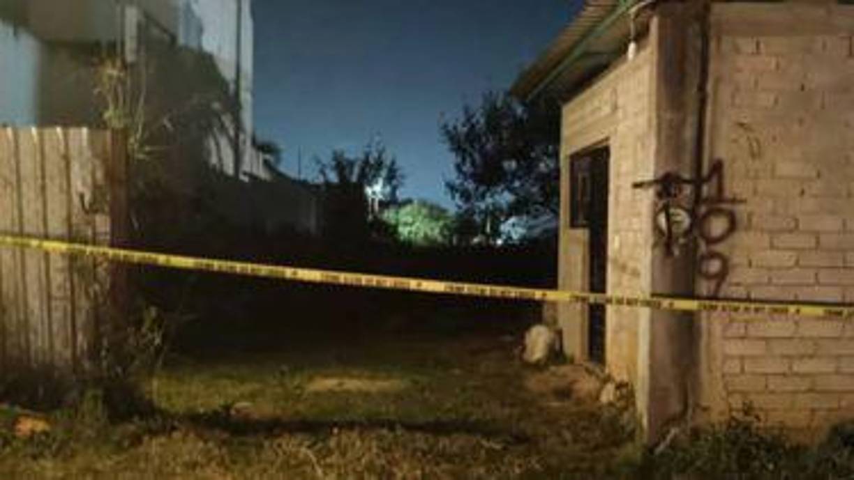 Según su ficha de búsqueda, el día que la joven desapareció iba vestida con un pantalón de mezclilla azul marino, blusa y tenis blancos, chamarra de vinil color rosa así como una mochila verde militar con un llavero colgado.