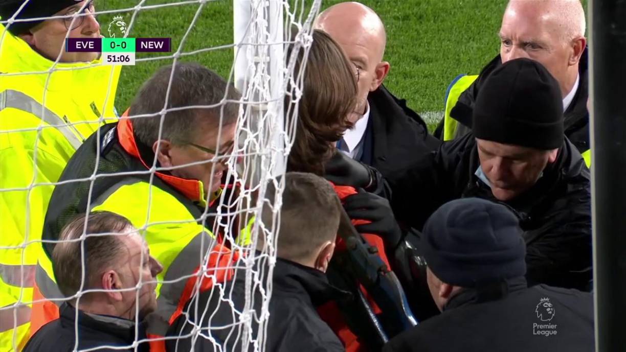 Tras más de cinco minutos, la seguridad privada logró quitarle el amarre que le unía a la portería.