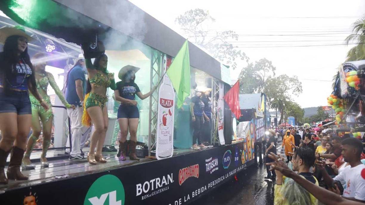 La lluvia que duró media hora no los detuvo ya que andaban preparados con sus paraguas.