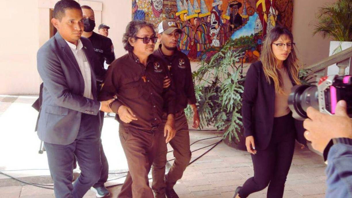 <b>“Tomo un anticoagulante, entonces que no puedo comer cualquier cosa, y te voy a decir que en la Casa Presidencial, me atendieron súper bien, eso quiero que lo sepan todos los hondureños, la presidenta -Xiomara Castro- me recibió muy bien, y rompimos protocolos”, padre Leopoldo Serrano.</b>