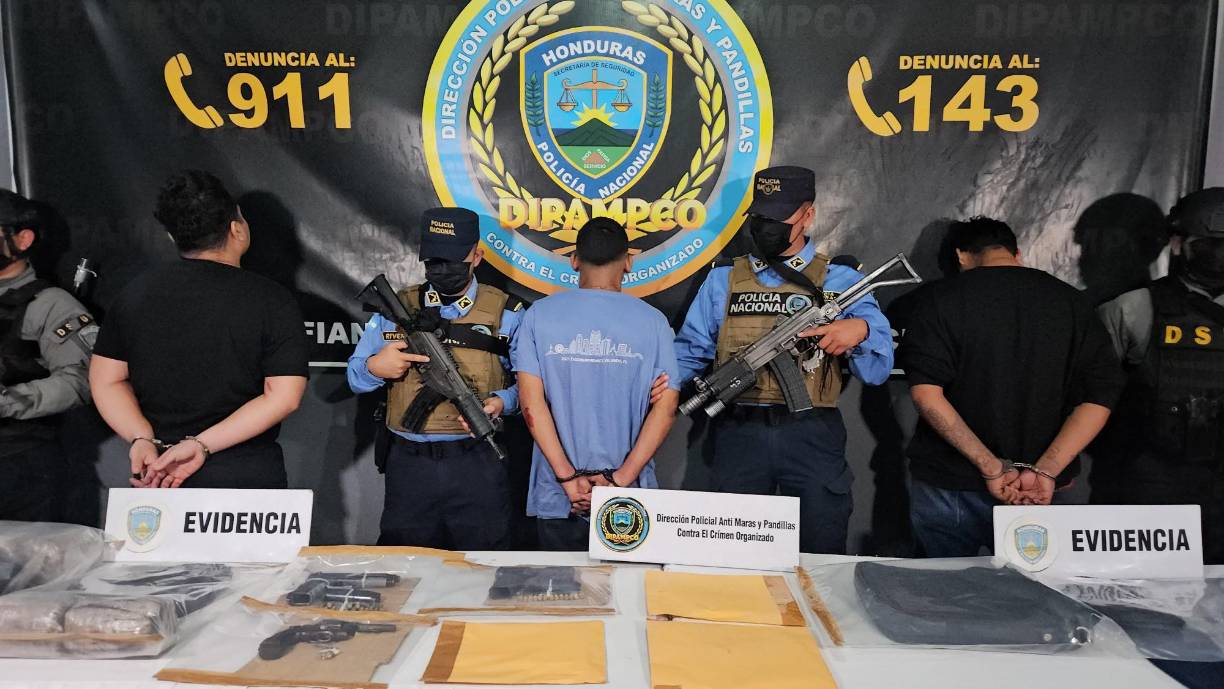 A ambos se les decomisaron dos armas de fuego, varios paquetes con supuesta marihuana y teléfonos celulares.