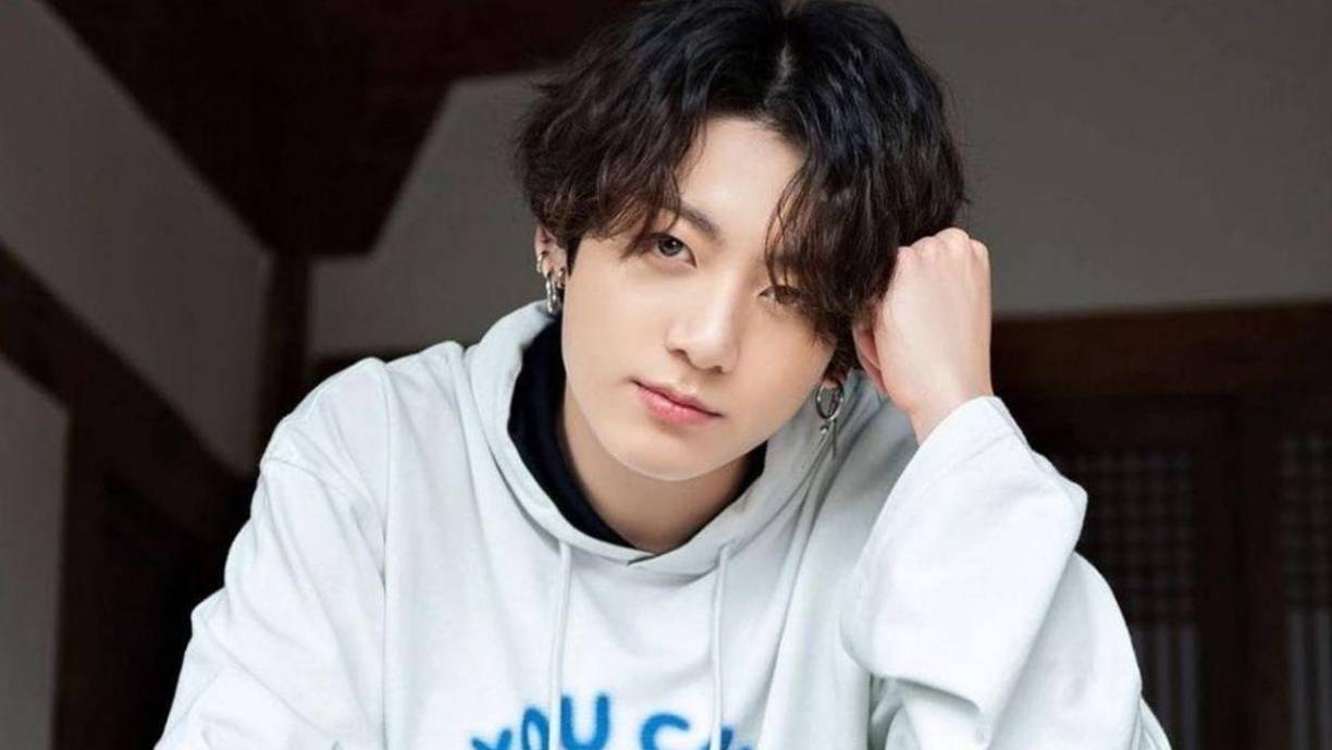 El viernes 3 de marzo volvió a hacer un En Vivo en Weverse donde, como siempre, cantó un amplio repertorio de canciones, bailó, y se veía tranquilo y feliz, de repente se puso serio y le hizo una inesperada petición a sus seguidores. Aceptó que estaba ebrio, mientras hablaba.