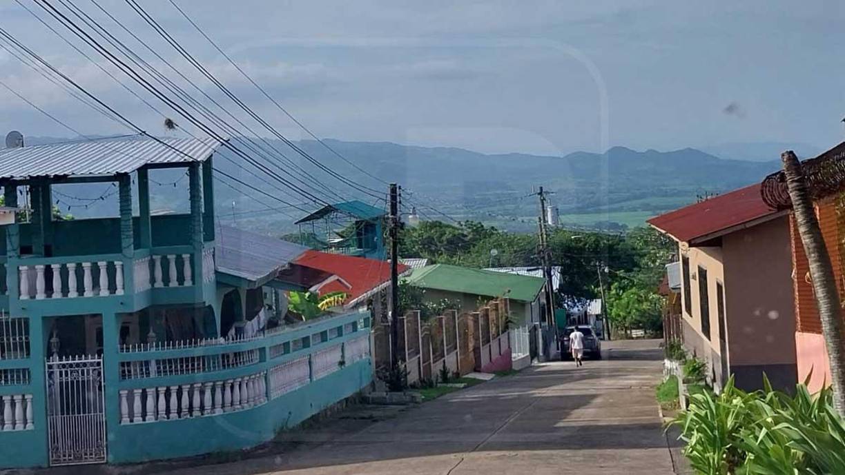 De día, esta vista desde el costado de la alcaldía muestra una estampa de la parte media del valle de Sula. De noche las luces de las ciudades lucen en todo se esplendor a lo lejos
