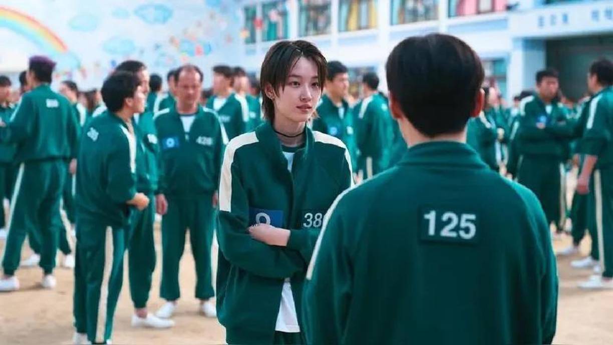 La segunda temporada introduce nuevos personajes y desafíos. Aunque los detalles específicos se han mantenido en secreto, los avances sugieren que el personaje de Gong Yoo, conocido como el Vendedor, regresará, posiblemente revelando más sobre la organización detrás de los juegos. 