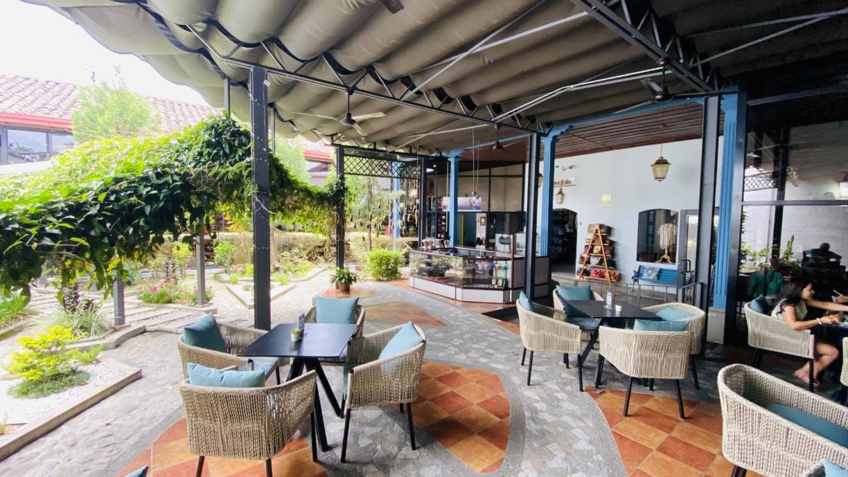 Casa Arias, en su interior, revela intervenciones y muestra cómo la ciudad se desarrolla y evoluciona pero conserva su preciada arquitectura centenaria. Hoy en día es una tienda por departamentos.