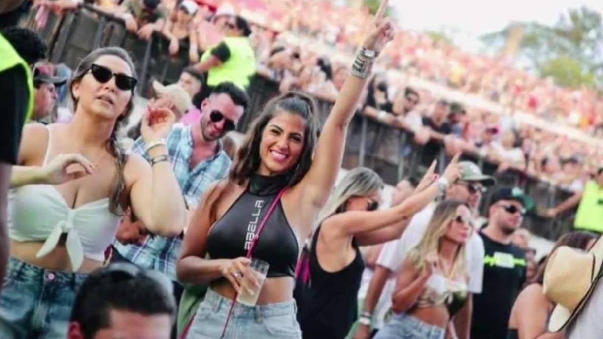 Una joven fotógrafa captó las últimas imágenes de Aranda en el festival momentos antes de la tragedia. En las fotos que se viralizaron en redes sociales se observa a la modelo e influencer bailando con una enorme sonrisa en su rostro.