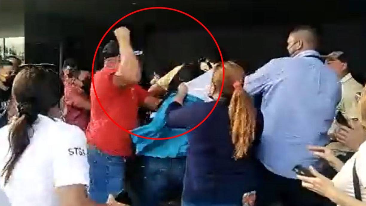 Un grupo de simpatizantes de Libre y varios empleados de la Secretaría del Trabajo en Tegucigalpa se fueron a los golpes durante una protesta en la mañana de este martes.