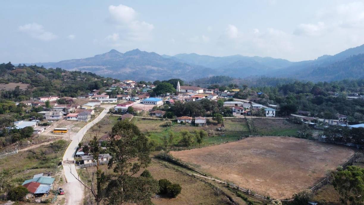 La extensión territorial de Santa Cruz es de aproximadamente 150 Kilómetros cuadrados. Limita al norte con el municipio de San Marcos de Caiquín, La Campa y Belén; al Sur con el municipio de San Andrés y Erandique; al oeste con parte del municipio de San Andrés, San Marcos de Caiquín y San Sebastián; y al este con parte del municipio de Erandique y San Juan Intibucá. 