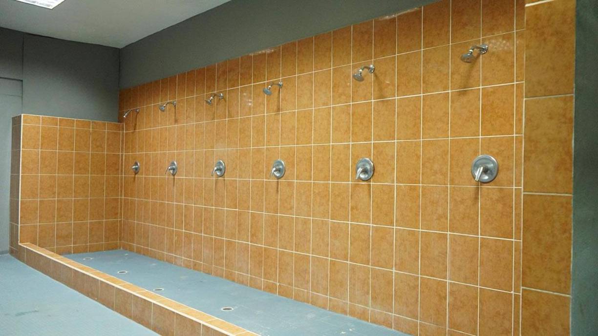 Las duchas también fueron limpiadas para el uso de los jugadores.