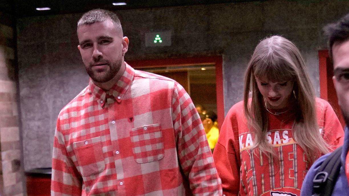 También con cambios vivió el año Taylor Swift, que rompió con el cantante británico Matt Healy para empezar poco después una relación con el jugador de fútbol americano Travis Kelce, con quien se ha dejado ver como nunca antes.