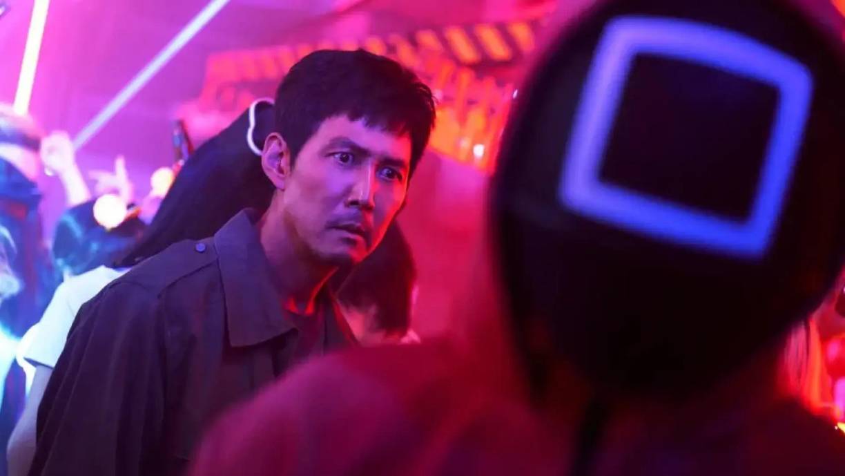 En la primera temporada, Seong Gi-hun emerge como el ganador del juego, pero no sin sufrir pérdidas y traiciones significativas. Otros personajes importantes incluyen a Cho Sang-woo (Park Hae-soo), un antiguo amigo de Gi-hun, y Kang Sae-byeok (Jung Ho-yeon), una desertora norcoreana. 