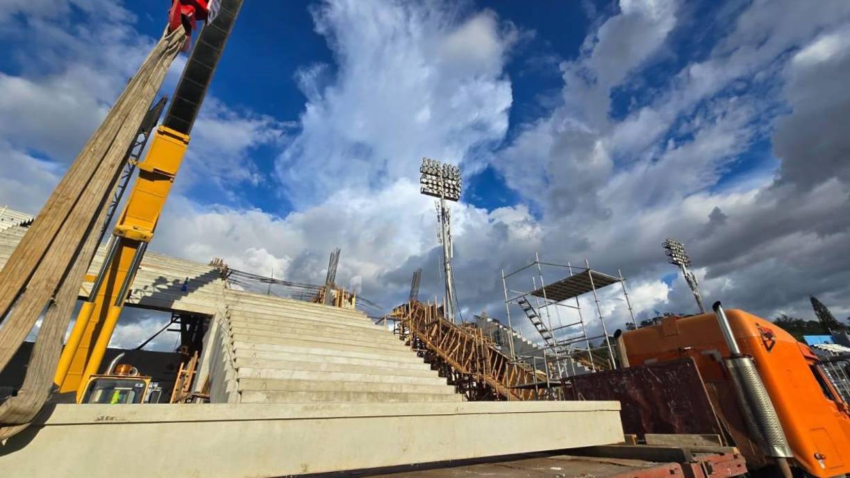 Proceso de cómo se instalan las nuevas graderías del estadio Nacional de Tegucigalpa, donde el Honduras jugará ante Trinidad y Tobago, y frente a Jamaica.