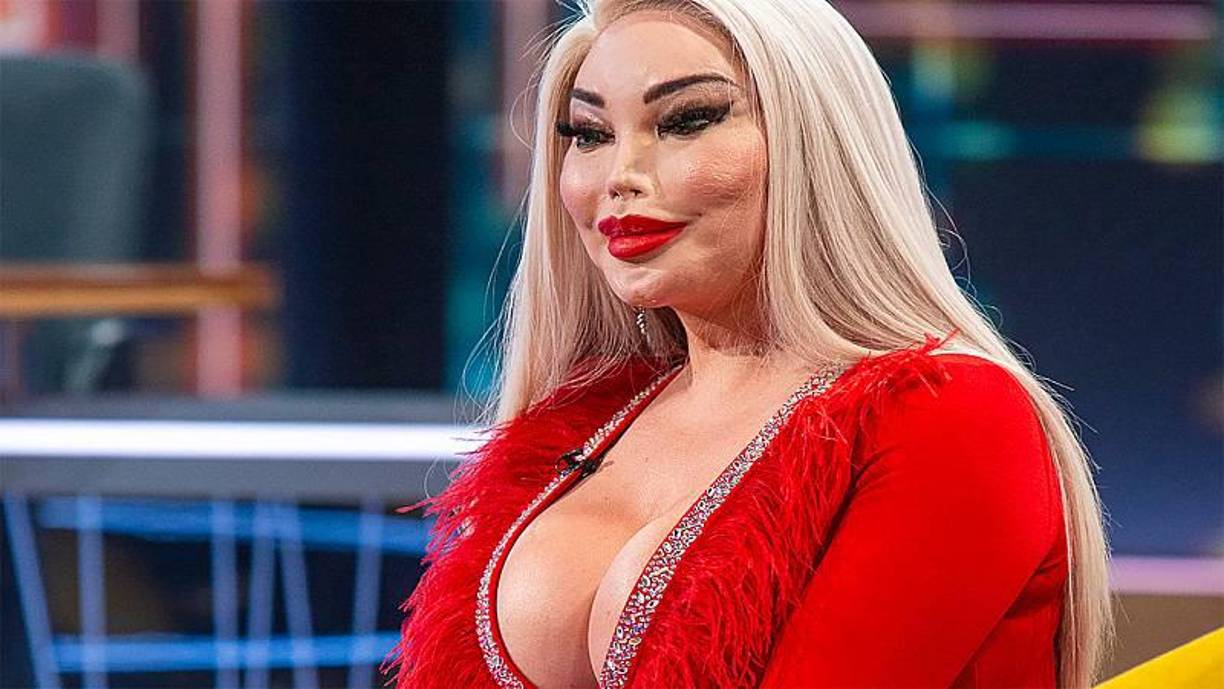 “La Barbie fue diseñada como la mujer que toda niña desea ser y con la que todo hombre desea estar”, expresó Mariel Clayton, una fotógrafa autodidacta que se dedica a fotografiar muñecas de Barbie en contextos “no tan esperados”. “No puedes llegar a ser una Barbie sin utilizar un océano de peróxido, 27 cirugías plásticas y una completa falta de inteligencia. Me irrita enormemente que este sea el juguete que muchas madres dan a sus hijas para emular. Detrás de la perpetua sonrisa repleta de lipstick florece el corazón oscuro de una verdadera sociópata, tal como sucede en la vida real”, concluyó.