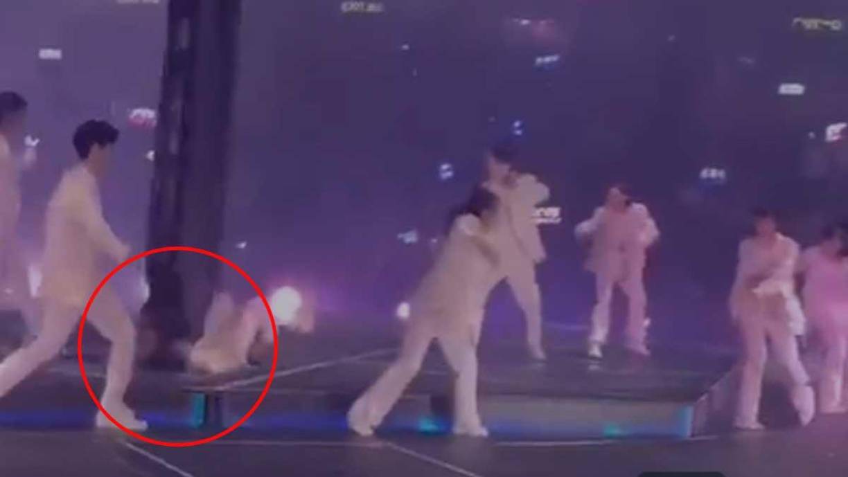 Minutos después de que diera inicio el concierto una de las pantallas que se encontraban arriba del escenario se desprendió, la cual cayó sobre uno de los bailarines.