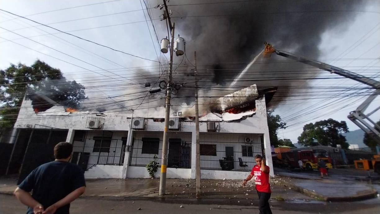 Imágenes del incendio en fábrica de zapatos en San Pedro Sula