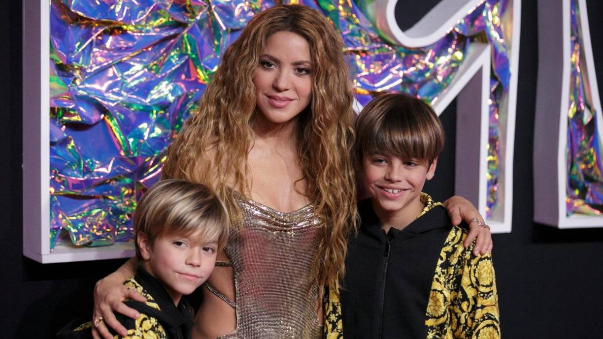 Shakira se dejó contagiar del evento al punto que, según se observa en videos que se viralizaron en redes sociales, tomó algunas imágenes, y se grabó a ella misma, supuestamente, promocionando el emprendimiento de su hijo.