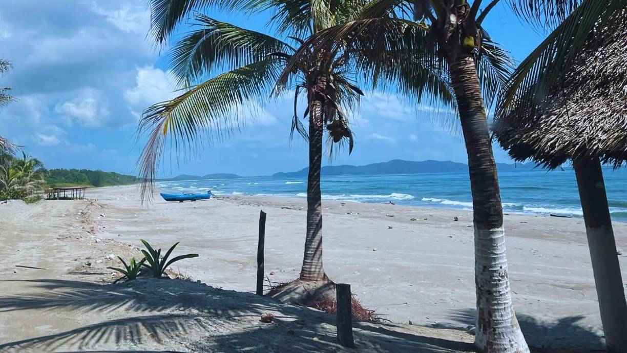 Debido a la erosión que causó el mar, el área de playa recuperada ha tenido que ser rellenada y compactada para que los visitantes puedan disfrutarla sin caer en agujeros. Ahí, en ese espacio ahora vacío había varias champas de la comunidad que fueron arrancadas por el oleaje. 