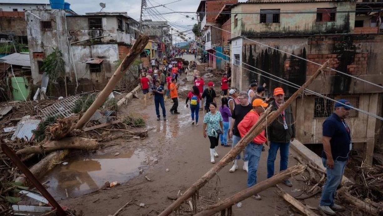 Su sospecha se confirma: “Ya conseguimos otro más...”, advierte uno de sus compañeros.Divisan el cuerpo a unos 30 metros del sitio inicial: es una mujer. Han conseguido dos cadáveres en un radio de unos 50 metros cuadrados al borde del río Tuy, uno de los que se desbordó por una lluvia que en ocho horas acumuló el agua caída en un mes. 