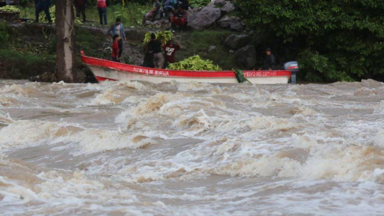  En Centroamérica, La Niña ha contribuido al aumento de las lluvias, es decir, se han registrado precipitaciones más intensas y frecuentes, lo que puede llevar a inundaciones y deslizamientos de tierra. Impacto en la agricultura debido a las condiciones húmedas pueden afectar los cultivos, tanto positiva como negativamente, dependiendo de la región y los tipos de cultivos.
