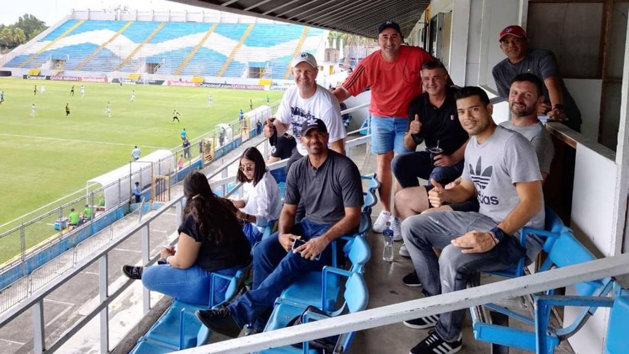 Diego Vázquez tuvo invitados de lujo en el palco del Morazán. El DT de la Bicolor estuvo acompañado por Marcelo Verón y José Pacini, ex figuras de la Liga Nacional.