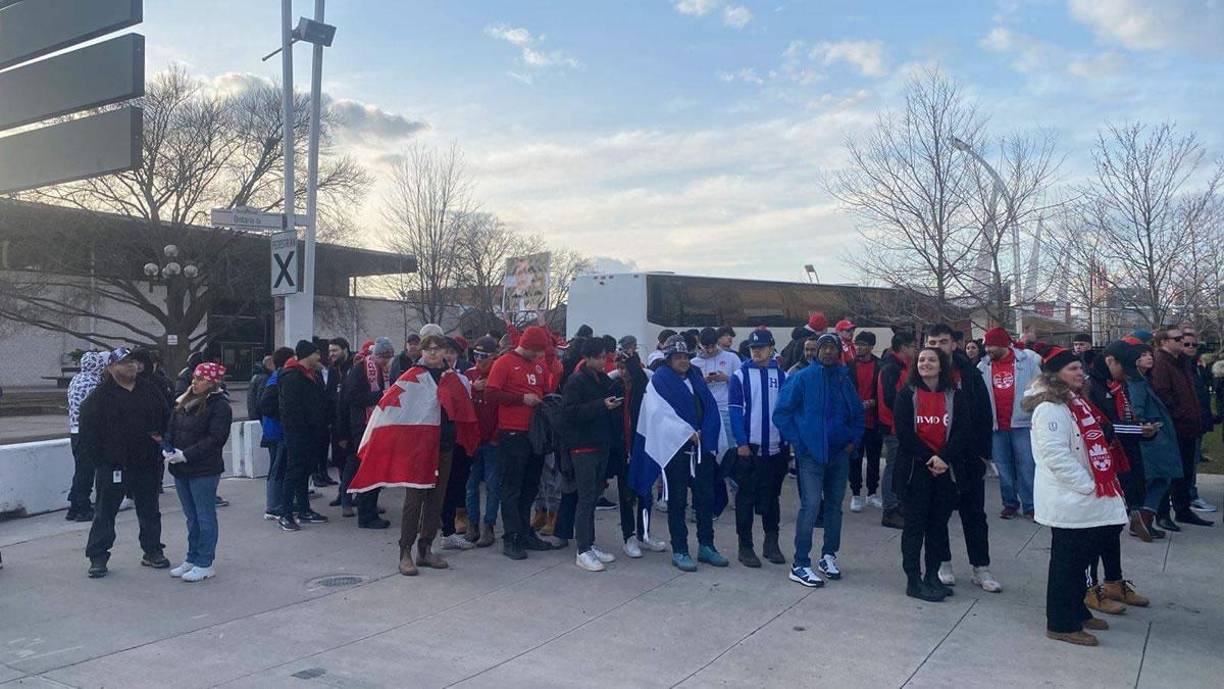 Las filas de los aficionados para ingresar al estadio BMO Field de Toronto.