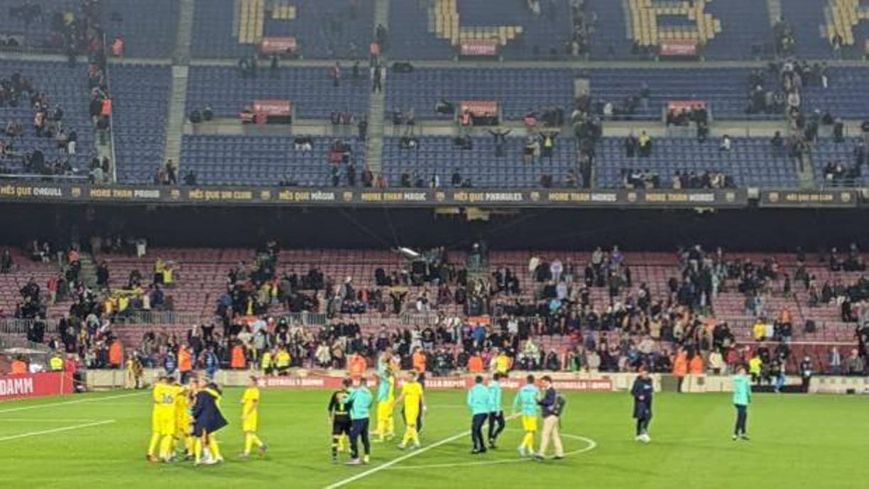 La afición del Barcelona quedó molesta por la derrota y arremetió contra el Cádiz al final del partido. “¡A segunda, a segunda!”, gritó el público blaugrana a los jugadores gaditanos.
