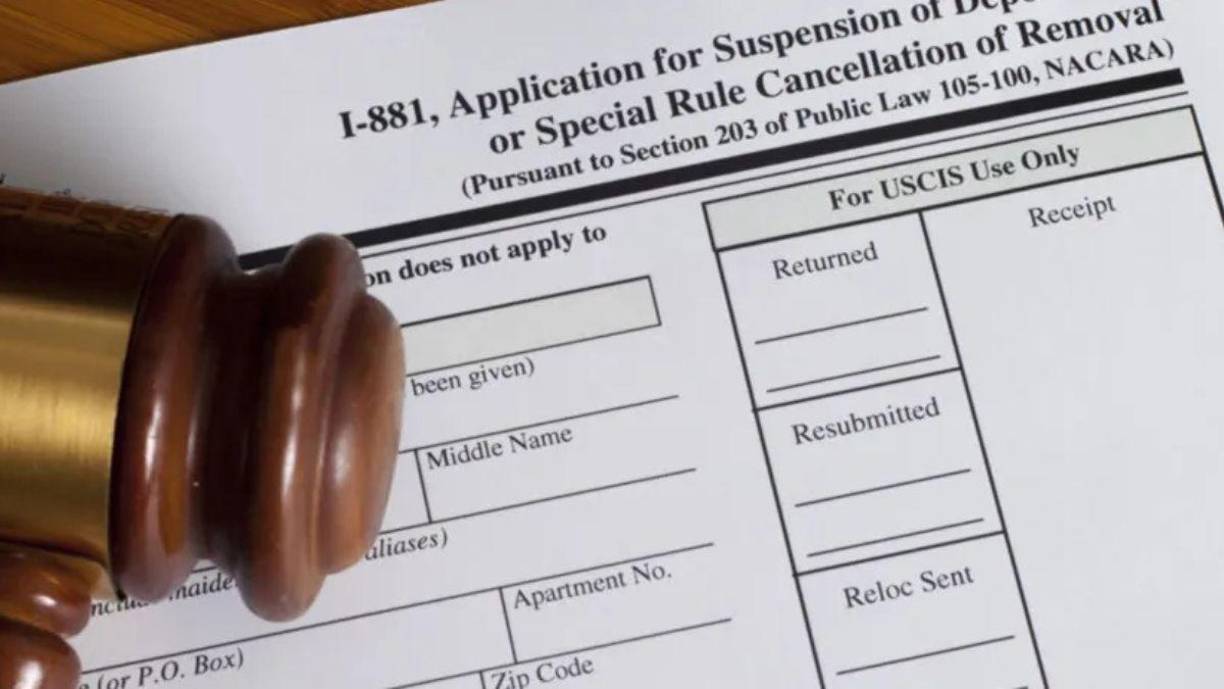 Normalmente, los inmigrantes indocumentados que buscan la residencia deben regresar a sus países de origen para procesar la solicitud, pero la 245(i) les da la oportunidad de hacerlo dentro de EE UU si cumplen ciertos requisitos.