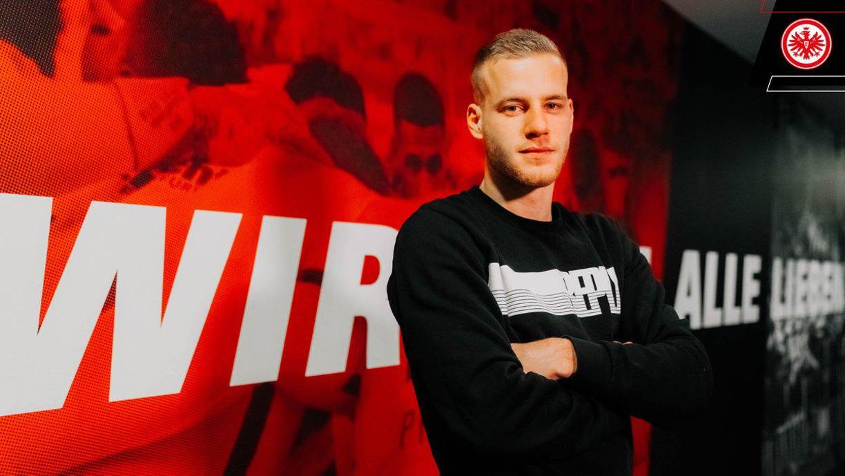 El Eintracht Frankfurt, campeón de la Europa League, anunció la llegada del croata Hrvoje Smolcic, un defensa que arriba con buen cartel. El central llega procedente del Rijeka y que ha firmado hasta 2027.