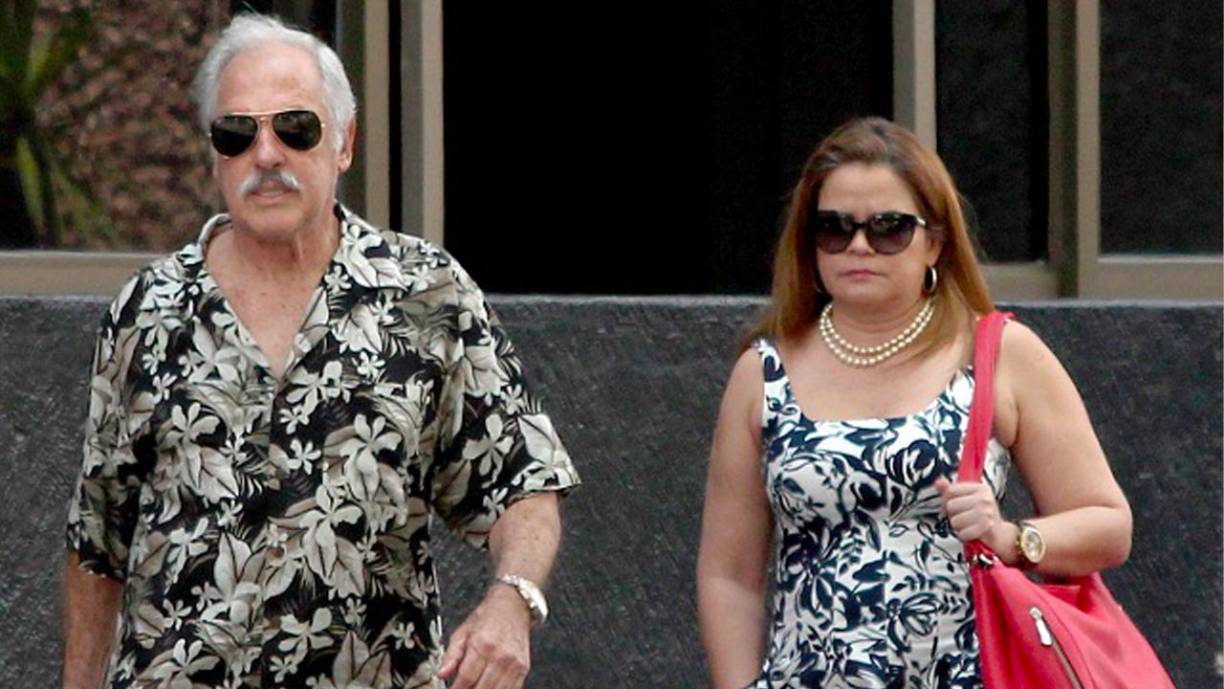 Dentro del desánimo con el que ella también se encuentra al ver a su esposo enfermo, comentó en broma que le reclamaría que si él estuviera sano estarían celebrando sus Bodas de Plata por sus 25 años de relación.