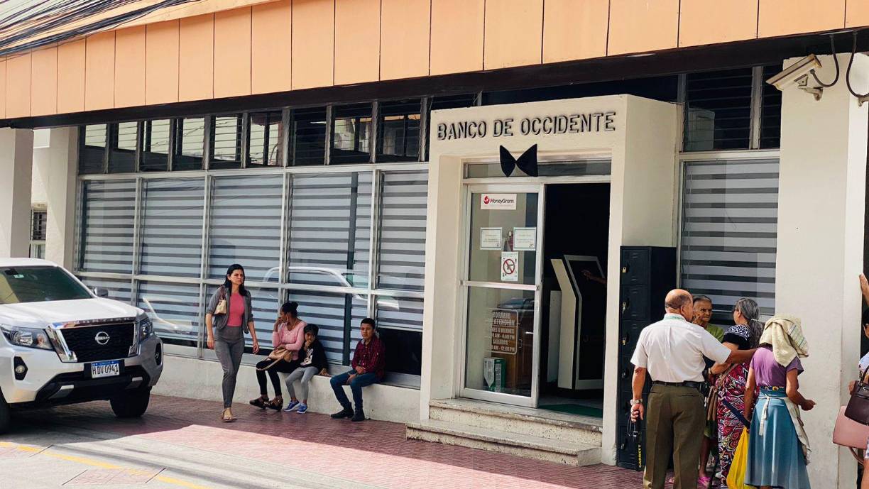 En la de Bancoficina central de Occidente colocaron un chongo negro por la muerte de Jorge Bueso Arias.