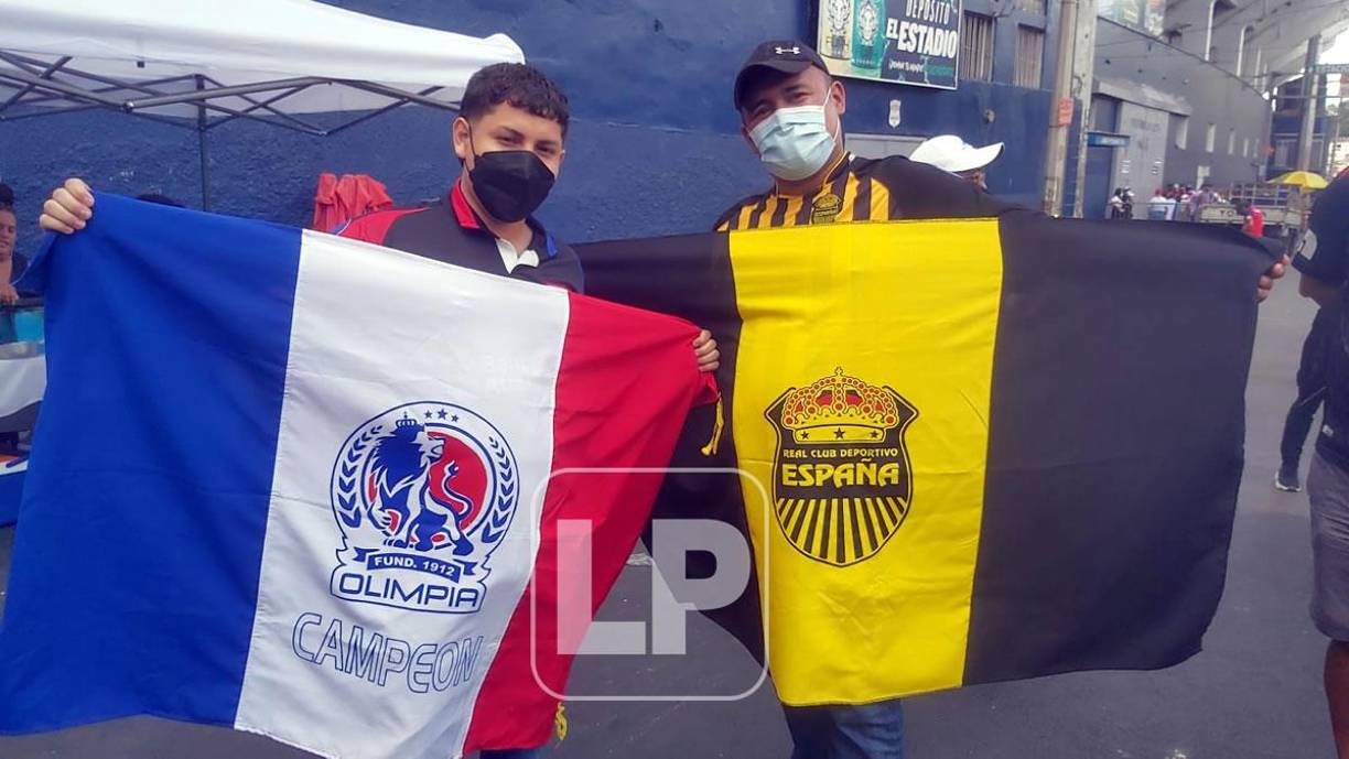 Aficionados del Real España también han llegado ya al estadio Nacional.