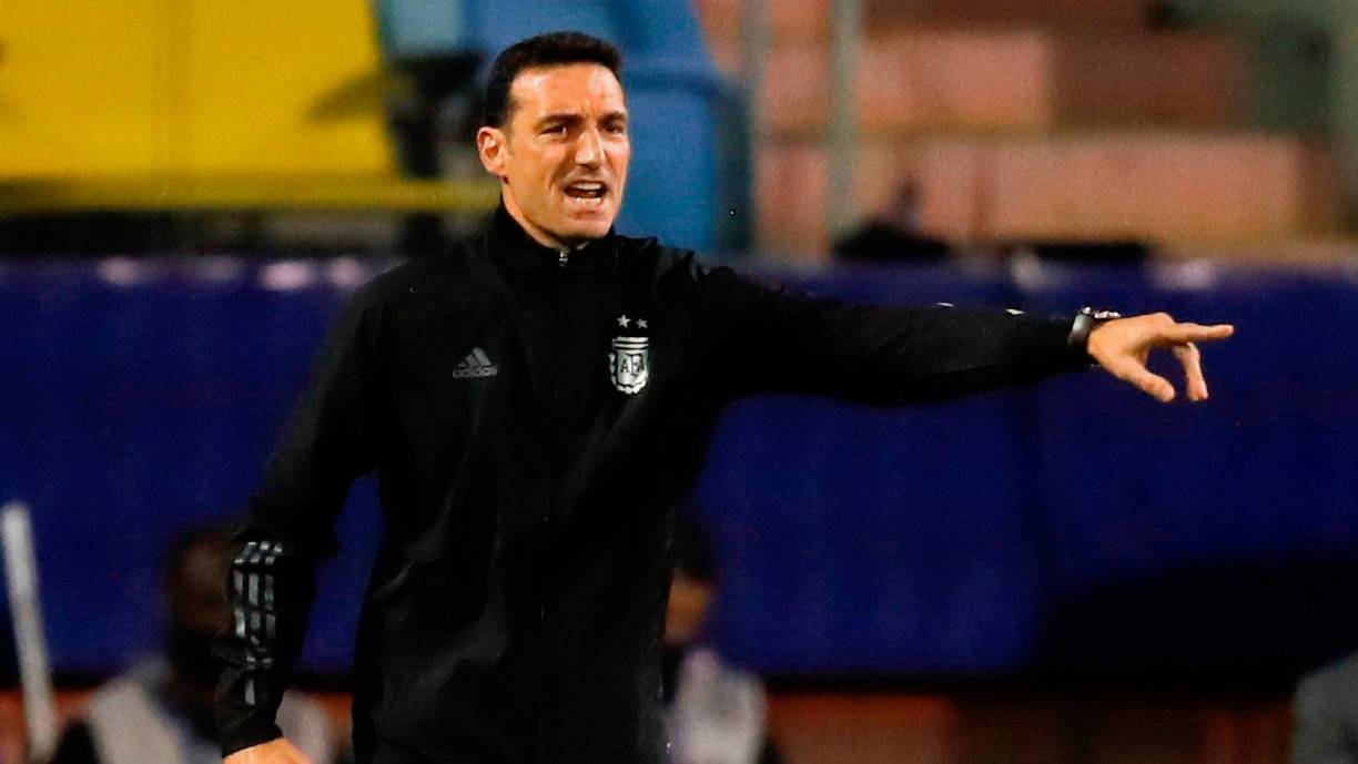 El futuro de Lionel Scaloni al frente de la Selección Argentina, una vez acabado el Mundial de Qatar, no estaba asegurado. Su contrato finalizaba y parecía que no iba a haber acuerdo para la renovación, pero una reunión con Claudio ‘Chiqui’ Tapia, presidente de la AFA, ha cambiado la situación, según TyC Sports.El técnico de la Albiceleste tiene contrato hasta diciembre de 2022, de manera que la Copa del Mundo sería su último servicio. En un principio, había cierto pesimismo en torno a la renovación de su contrato, pero parece que la situación ha dado un giro.