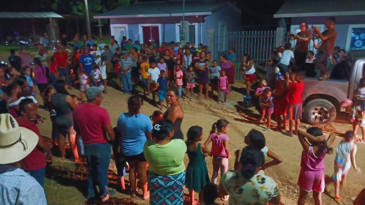 El padre Leopoldo Serrano salió con los pobladores de la colonia también conocida como La Reina -por su antigua comunidad- a celebrar. Hasta juegos pirotécnicos lanzaron en señal de felicidad por el logro obtenido luego que el sacerdote caminó de San Pedro Sula a Tegucigalpa para exigir ese y otros proyectos.