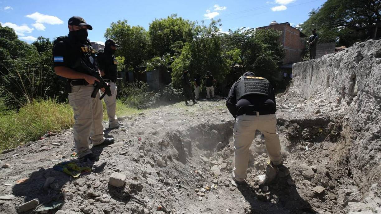 Mediante excavaciones en distintos puntos de la rivera del río se busca dar con alguna pista o algo que indique qué pasó con los muchachos.