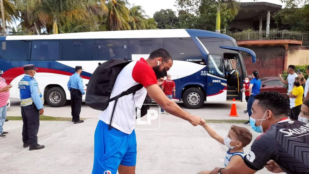El portero Edrick Menjívar saludando a un pequeño aficionado del Olimpia en la entrada al estadio de El Progreso.