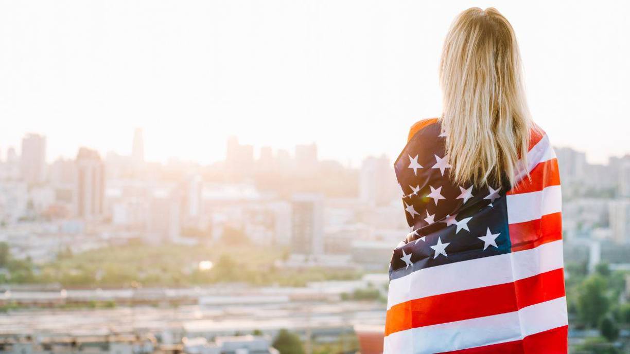 La reforma consiste en reactivar una sección de la ley que se llama (I) 245( I) para las personas que gozan del beneficio del estado de protección temporal más conocido por sus siglas como TPS. Esto abre la vía una residencia legal, el sueño de todos lo que un día salieron en busca del sueño americano.