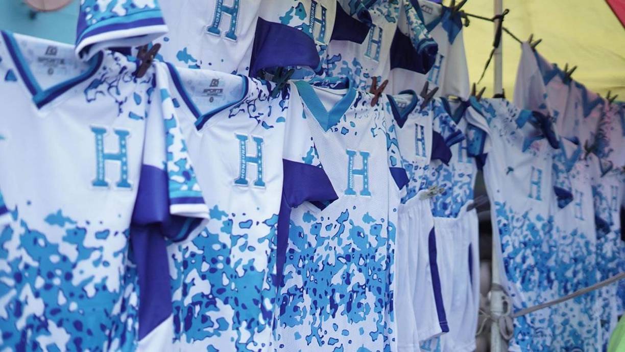 Los vendedores de las camisetas de la Selección de Honduras son infaltables en las esquinas cercanas al estadio Nacional Chelato Uclés, que recibirá el segundo duelo de la Bicolor bajo la era de Reinaldo Rueda.