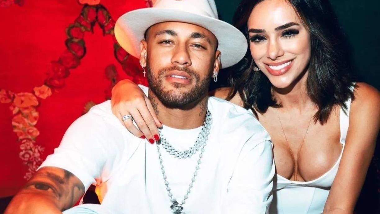 Neymar llegó a la residencia de Mangaratiba acompañado de su pareja, la modelo Bruna Biancardi en helicóptero (la vivienda posee un helipuerto propio).