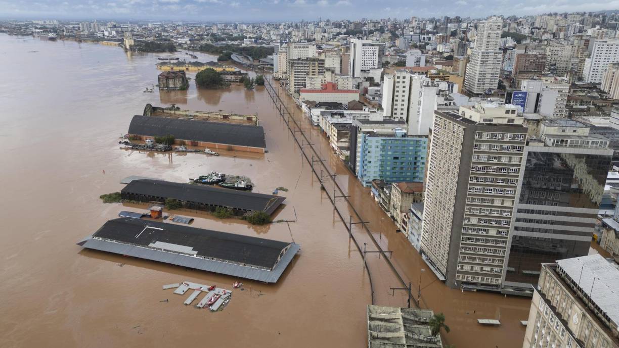 El río Guaíba, en medio de la ciudad y su zona metropolitana, alcanzaba en la tarde 5,26 metros, encima del récord de 4,76 metros registrado durante unas históricas inundaciones en 1941, tras alcanzar un pico de 5,30. 