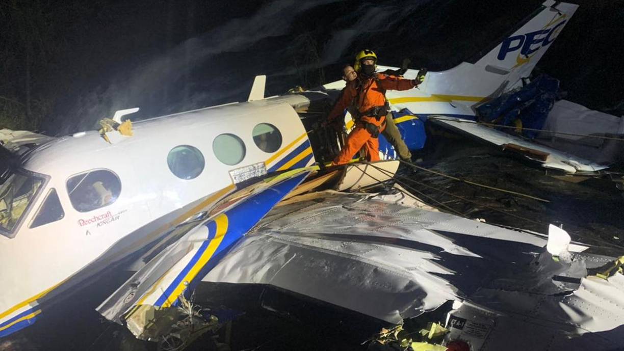 El aparato, modelo Beech Aircraft, en el que viajaban los cinco ocupantes se precipitó sobre las 15.30 hora local (18.30 GMT) en una región serrana de Caratinga, en el interior del estado de Minas Gerais, donde Mendonça iba a ofrecer un concierto esta noche.