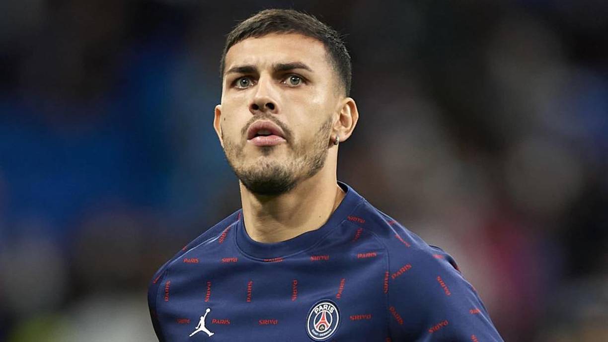 El centrocampista argentino Leandro Paredes podría estar viviendo sus últimos días como jugador del PSG. Según información de L’Equipe, el argentino está cada vez más cerca de cerrar su fichaje con la Juventus. Llegaría cedido para esta temporada con opción obligatoria de compra por 15 millones de euros.