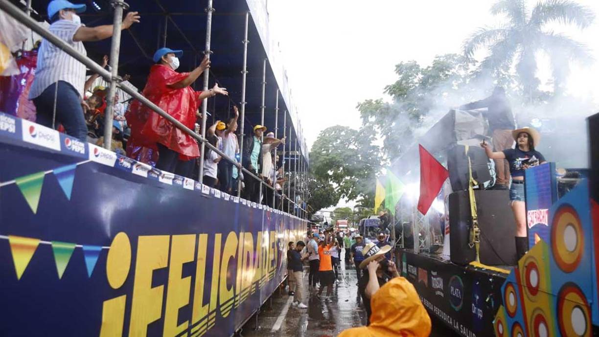 ¡Imparable! Lluvia sorprendió a sampedranos en el desfile de carrozas