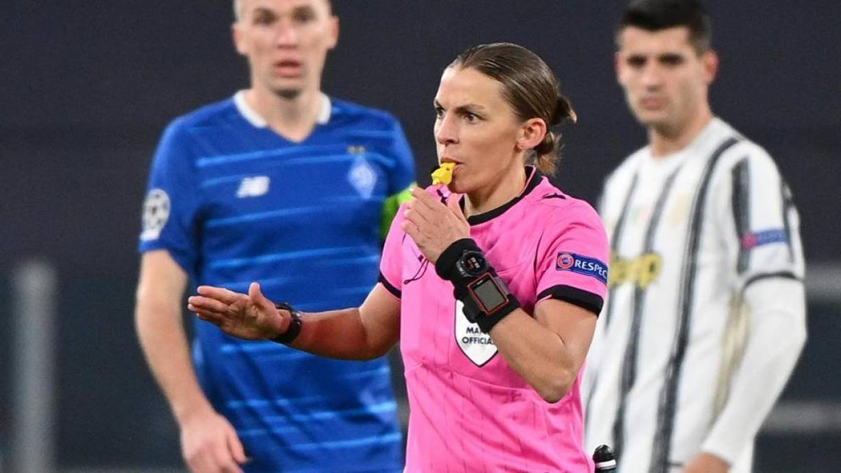 También fue la primera árbitra en un partido de la Eurocopa masculina al ser designada como asistente del neerlandés Danny Makkelie en el Turquía-Italia que abrió el torneo.