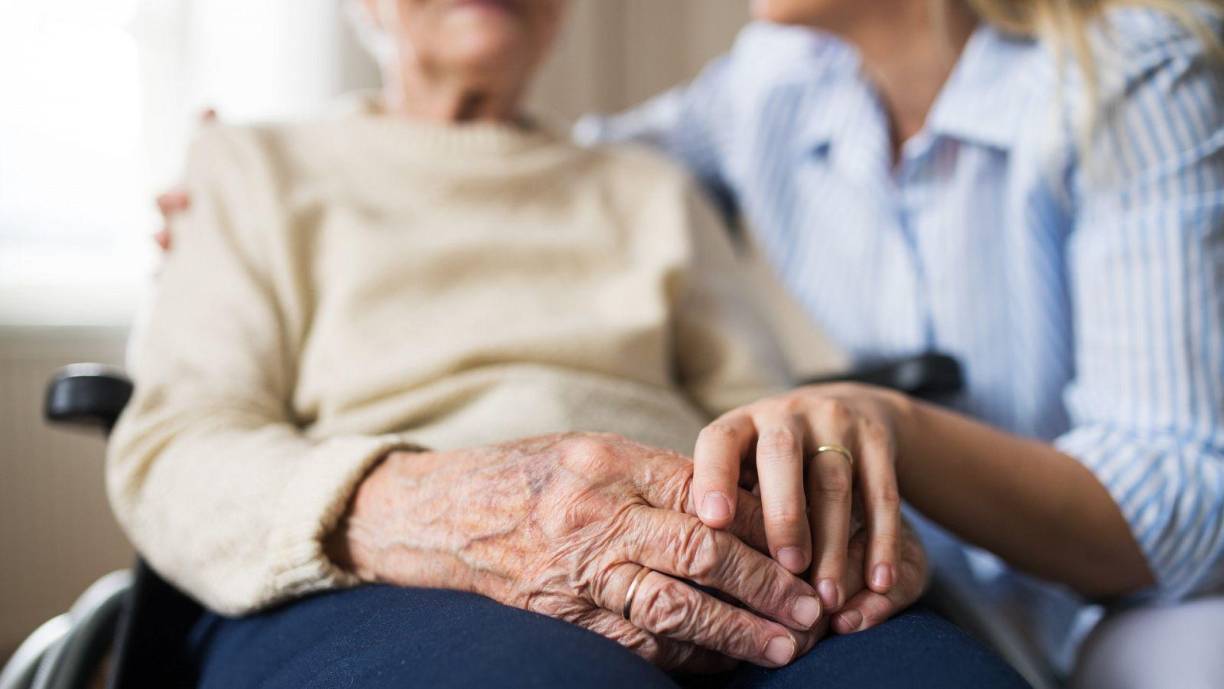 La película tratará la problemática que afecta a los más de 50 millones de personas que sólo en Estados Unidos brindan atención no remunerada a sus familiares y contará historias personales de personas que cuidan a sus seres queridos, detalla la publicación.