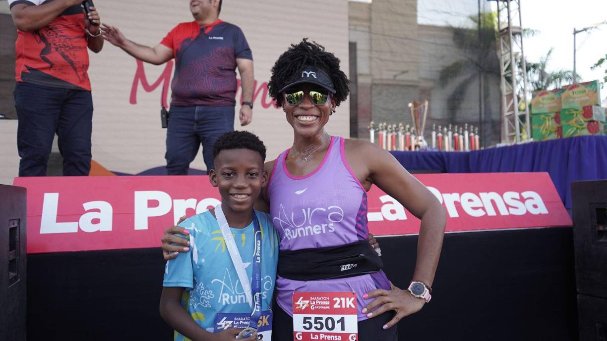 Pasadas unas horas desde el inicio de la maratón a las 5:00 a.m., llegó el momento de galardonar a los corredores.