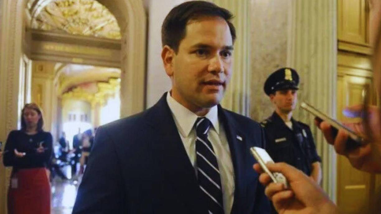 Marco Rubio es hijo de dos trabajadores inmigrantes de Cuba. Su padre trabajaba principalmente como mesero de banquetes y su madre balanceaba el cuidado de la familia en el hogar mientras también trabajaba como camarera de hotel y brevemente en una fábrica local. 