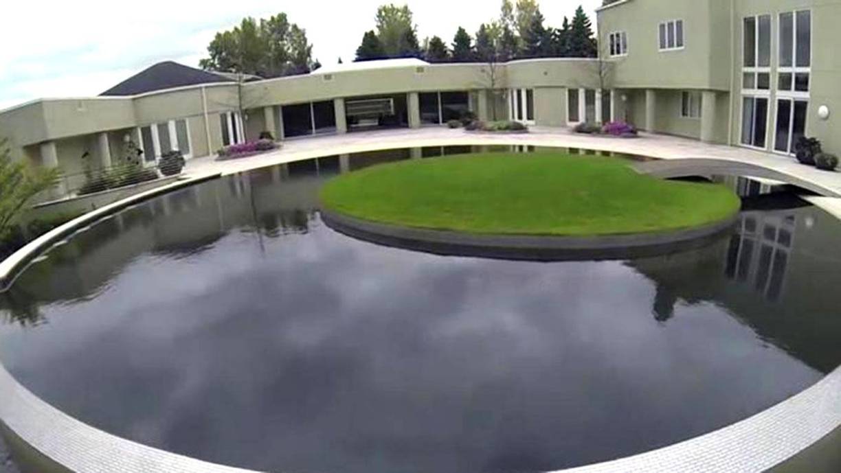 También indicaron que la zona no está tan de moda como antes. Highland Park ya no es una de las favoritas de magnates o personajes famosos. A Jordan no fue al único que le costó vender una propiedad ahí. Scottie Pippen, su lugarteniente en aquellos míticos Bulls, vendió su casa en 1.800.000 cuando estaba tasada en 3.100.000 y Toni Kukoc, otro integrante de aquel equipo, tuvo que bajar la suya de 1.200.00 a 920.000 para sacársela de encima.